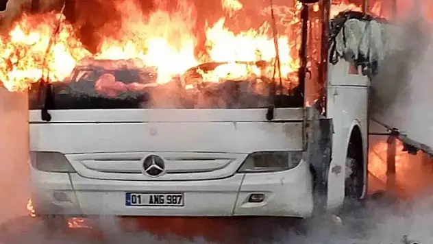 Yolcu otobüsü otoyolda alev alev  yandı