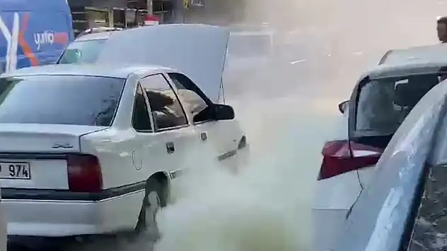Seyir halindeki otomobil alev aldı