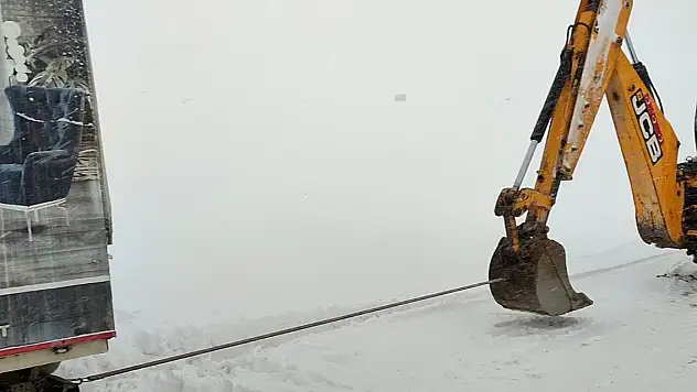 Kar nedeniyle yolda kalan kamyonet, kurtarıldı