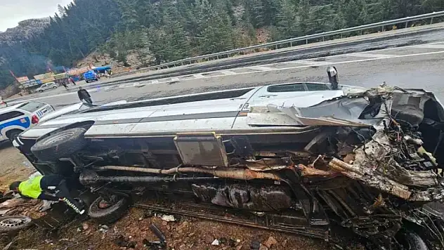Antalya'da yolcu minibüsü devrildi: 9 yaralı