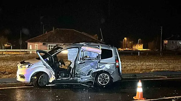 Uşak'ta hafif ticari araç ile otomobil çarpıştı: 1 ölü, 5 yaralı