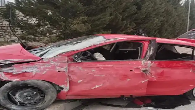 Otomobil istinat duvarı ve aydınlatma direğine çarptı: 3 yaralı
