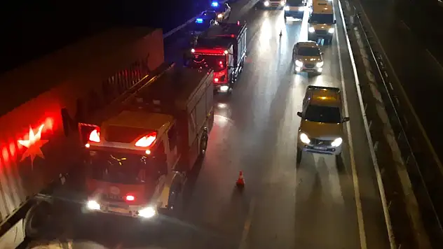 Emniyet şeridindeki TIR'a çarpan TIR'ın kupası koptu 1 yaralı