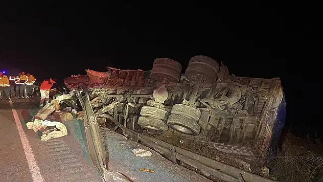 Manisa'da TIR, kamyona arkadan çarptı: 2 yaralı