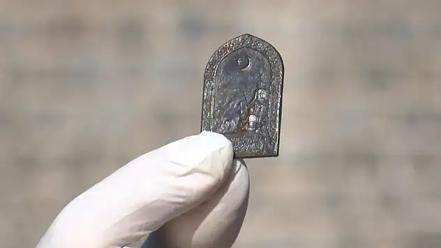 10 bin yıllık Amida Höyük kazısında rozet bulundu