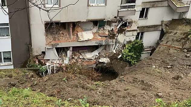 Rize'de heyelanın vurduğu evlere 60 ton toprak girmiş