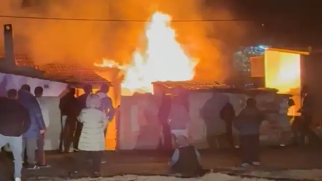 Edirne'de alev alev yanan ev mahalleliyi sokağa döktü