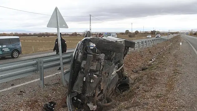 Konya'da otomobil bariyerlere çarptı, 3 kişi yaralandı