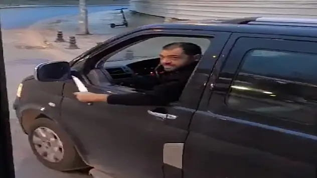 Trafikte halk otobüsü şoförüne bıçak çekip, tehditler savurdu o anlar kamerada