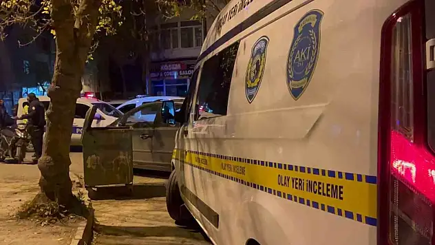 Parktaki kavgada iki arkadaşını bıçakladı