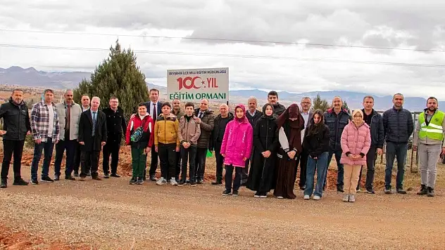 Beyşehir'de öğretmenler için fidanlar toprakla buluşturuldu