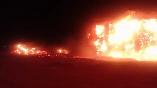 Konya'da yangın... 2 bin ton mısır sapı balyası kül oldu