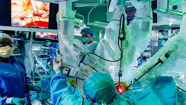 Dünyada bir ilk: Robotik cerrah ile çift akciğer nakli yapıldı