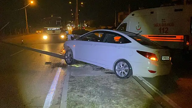 Ehliyetsiz sürücünün kullandığı otomobil, önündeki araca çarptı 4 yaralı