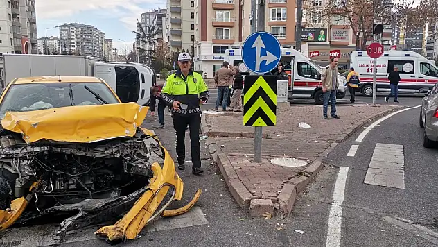 Ticari taksi ile çarpışan kamyonet devrildi: 6 yaralı
