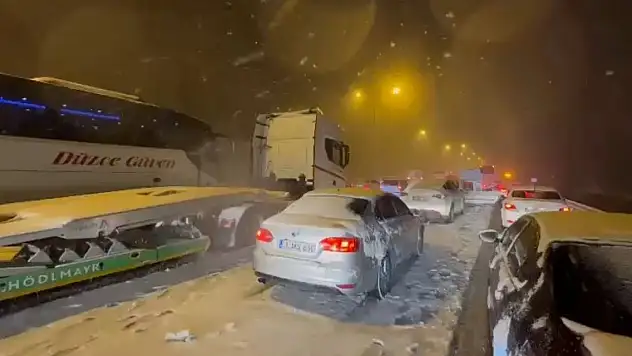 Bolu'da Anadolu Otoyolu ulaşıma kapandı: Bakan Uraloğlu'ndan açıklama