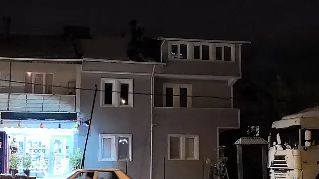 Kardan kapanan anteni temizlemek için çıktığı çatıdan düşüp, öldü