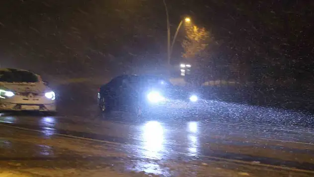 Konya'da kar yağışı etkili oluyor! Yollar trafiğe kapandı