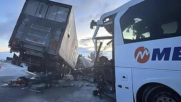 Afyonkarahisar'da 3 aracın karıştığı trafik kazasında 30 kişi yaralandı