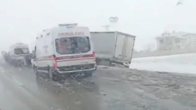 9 araç zincirleme kazaya karıştı: 9 yaralı