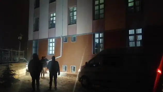 Kar yağışını izlemek isterken pencereden düştü