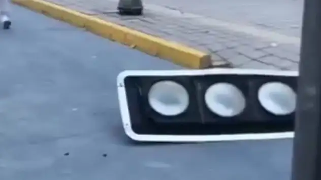 Mardin'de şiddetli rüzgar inşaattan kopan parça, yayanın başına isabet etti