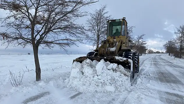 Konya'nın ilçesinde belediye ekipleri yoğun kar mesaisinde