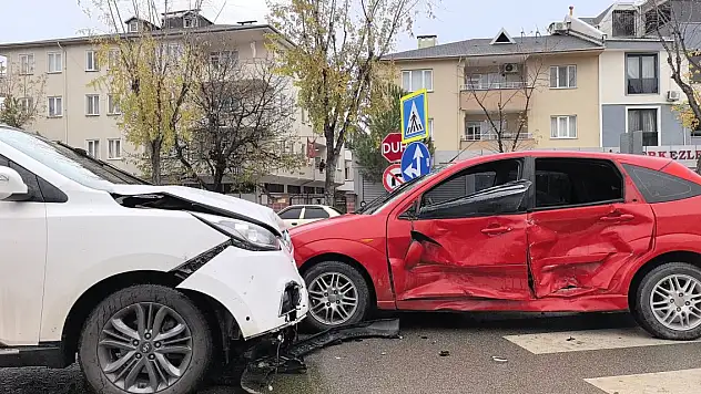 Bursa'da cip ile otomobil çarpıştı anne- oğul yaralandı