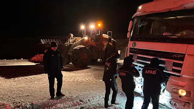 Ardahan'da kar, tipi ve buzlanma 4 TIR yolda kaldı