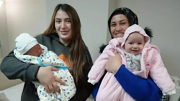 Aynı anda doğum yapan anne-kız, doktoru bile şaşırttı
