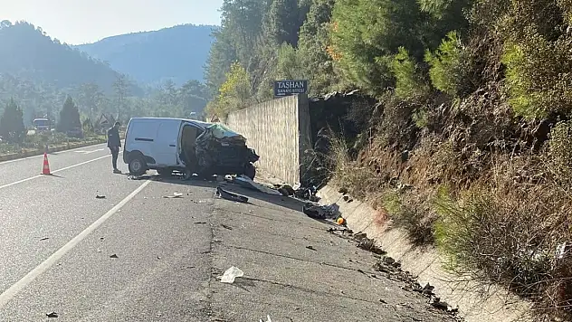 Kamyonet, istinat duvarına çarptı 2 çocuk öldü, sürücü baba yaralı