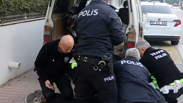 Antalya'da hırsızlık... 'Yarın kıyamet kopacak' diyerek minibüs çaldı