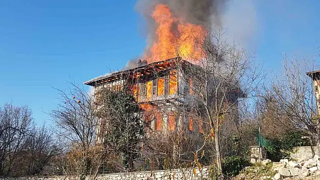 Alevlere teslim oldu... 350 yıllık konaktan geriye harabesi kaldı