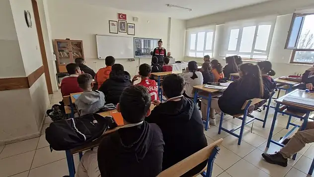 Konya Atatürk Ortaokulunda öğrencilere siber güvenlik eğitimi verildi