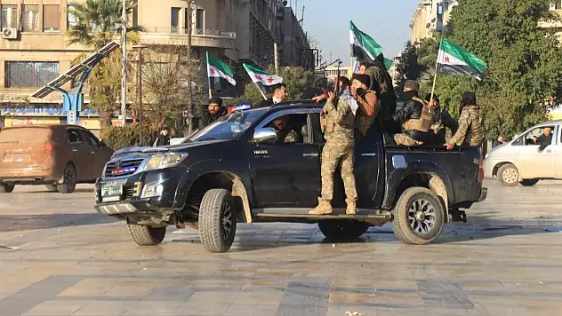 Suriye'de rejim karşıtı silahlı gruplar Hama iline doğru ilerliyor