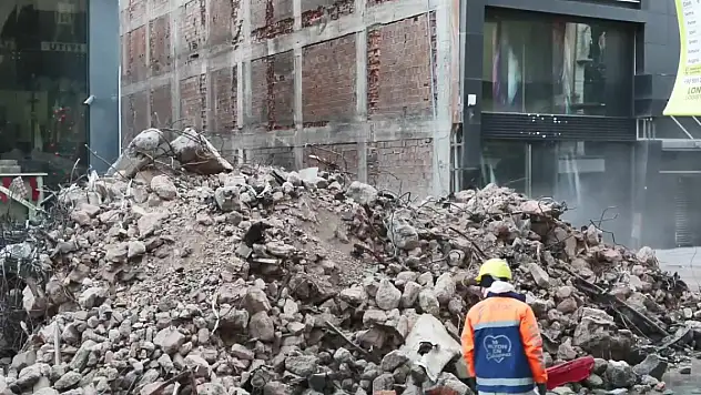 Enkazında kalan işçiyi arama çalışmaları sürüyor