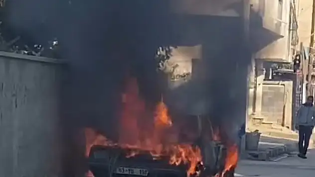 Park halindeki otomobil yandı