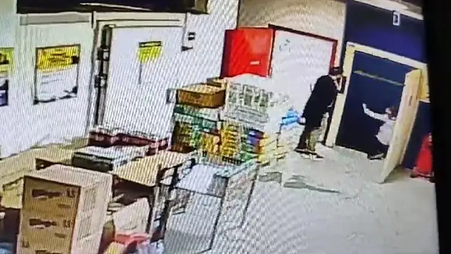 Bindiği asansörün kabini düştü