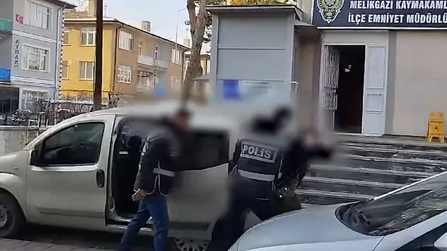 Polis aracına çarpıp kaçan cinsel istismar hükümlüsü yakalandı