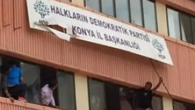 Konya'da HDP İl Başkanlığı tabelası söküldü