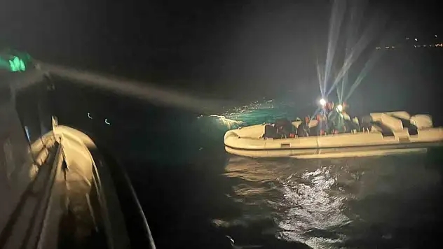 Çanakkale'de motoru arızalanan lastik botla sürüklenen 12 kaçak göçmen kurtarıldı