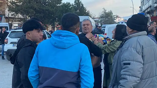 Husumetli olduğu eski muhtarı 4 yerinden bıçaklayıp, ağır yaraladı