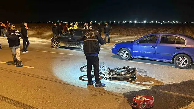 Otomobilin çarptığı motosikletli öldü, yakınları parke taşlarıyla araca saldırdı