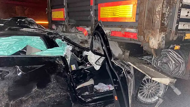 Burdur-Antalya karayolunda kontrolden çıkan araç tırın altına girdi: 1'i ağır 2 yaralı