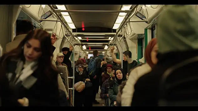 Konya'da tramvaydaki duyuruyu duyan telefona sarıldı