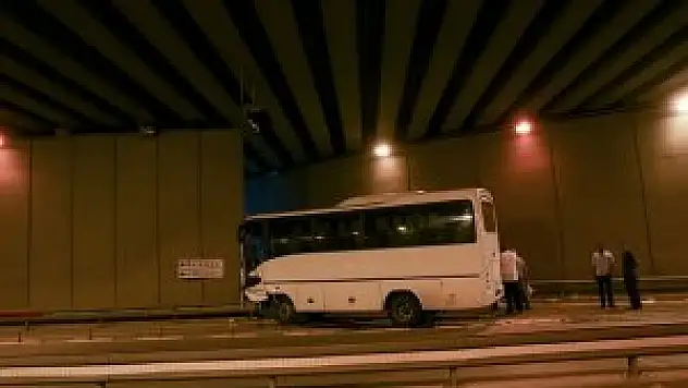 Konya'da servis midibüsü duvara çarptı: 15 yaralı