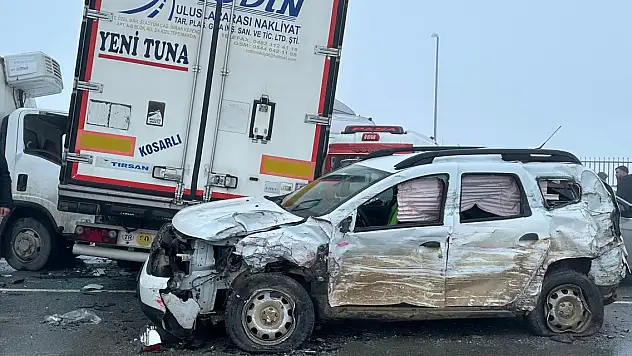 Bitlis-Tatvan kara yolunda 23 araç kazaya karıştı 1'i ağır 31 yaralı