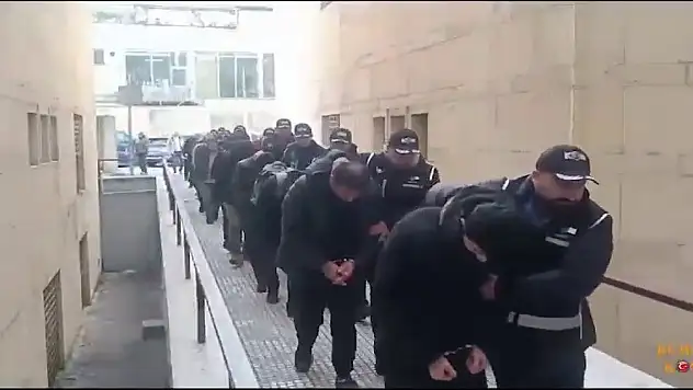 'Kredi çekeceğiz' vaadiyle 20 milyon dolandırdılar... 14 kişi tutuklandı