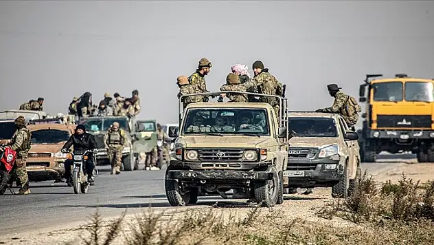 Son Dakika! Suriye'de silahlı gruplar, Şam'ın güney banliyölerine girmeye başladı