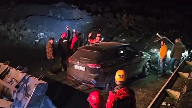 Artvin'de heyelan! Ulaşıma kapandı